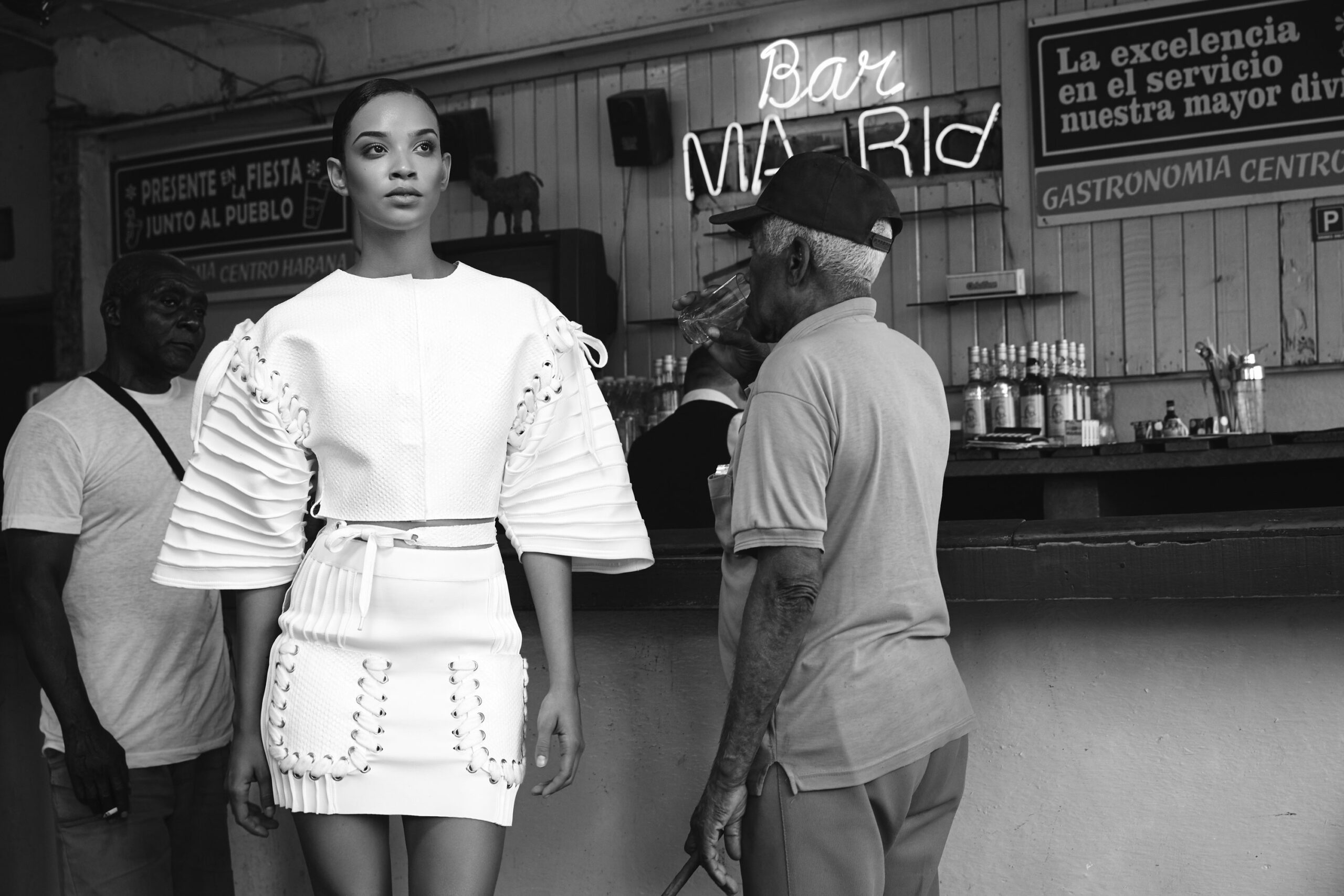 Foto in bianco e nero di una donna in un bar